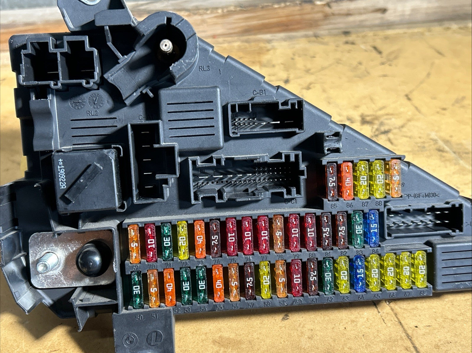 04-10 BMW E60 E63 E64 M5 M6 REAR POWER DISTRIBUTION RELAY FUSE BOX 6906619