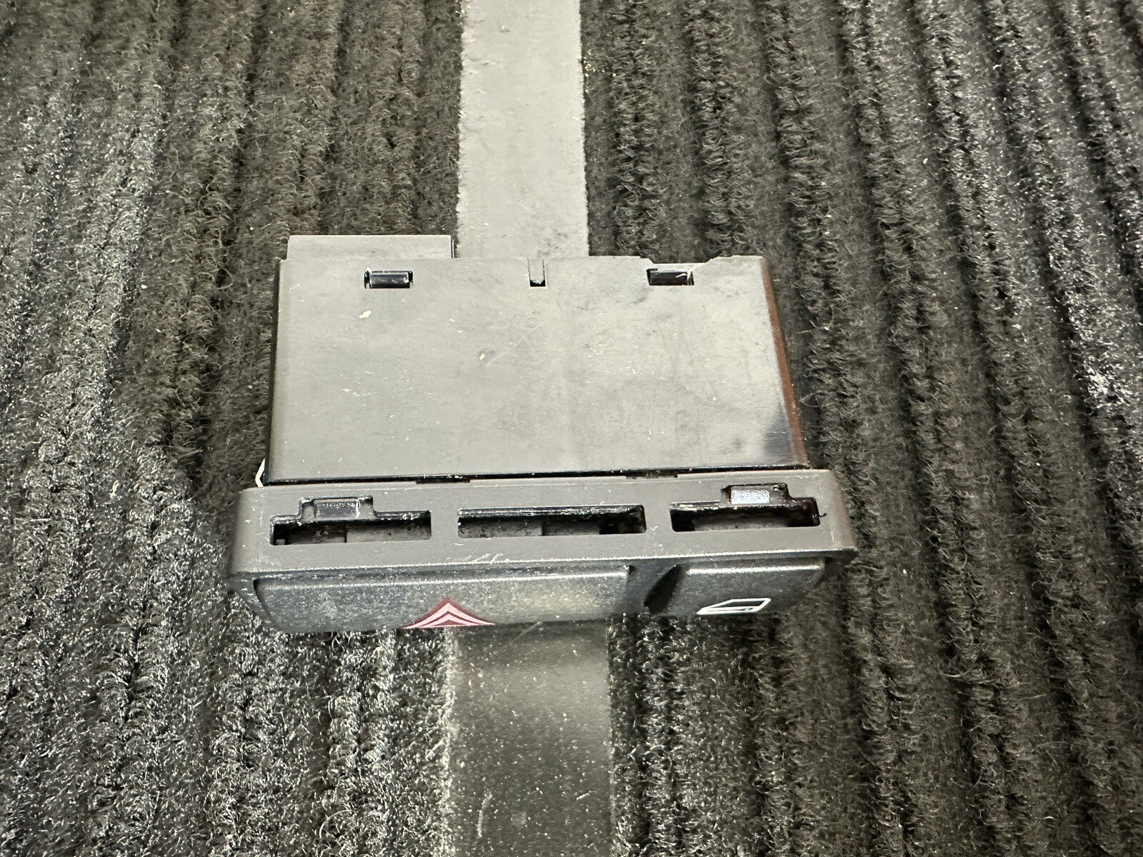 00-05 BMW 3 SERIES E46 WARNING INDICATOR HAZARD LIGHT SWITCH OEM 8638920