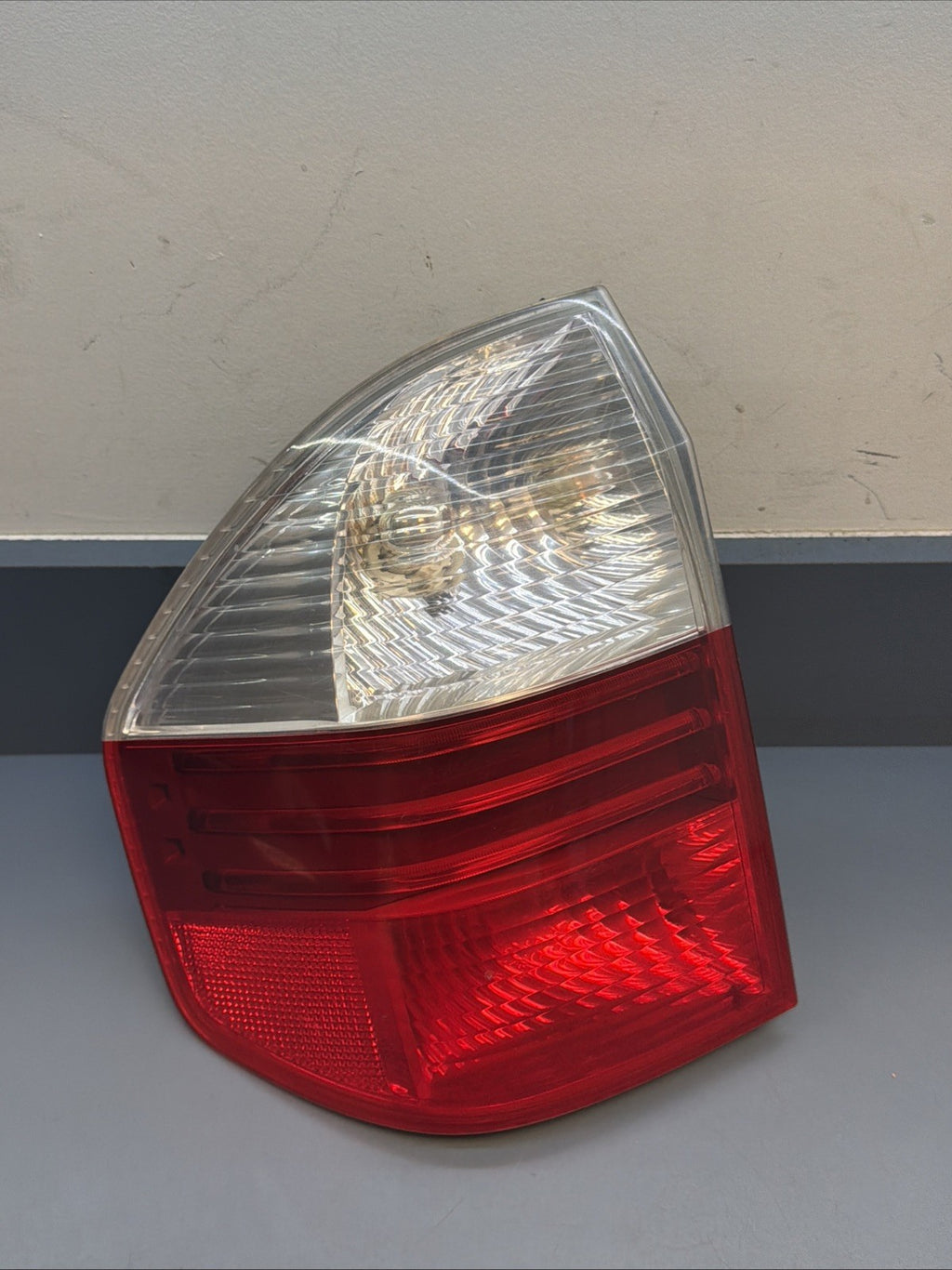 2007-2010 BMW X3 LEFT DRIVER SIDE OUTER TAILLIGHT LAMP ASSEMBLY OEM 7162211