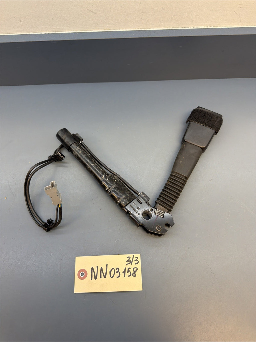 OEM BMW 7213564 Right Side Seatbelt Buckle Receiver E90 E91 E92 E93 E84 E89