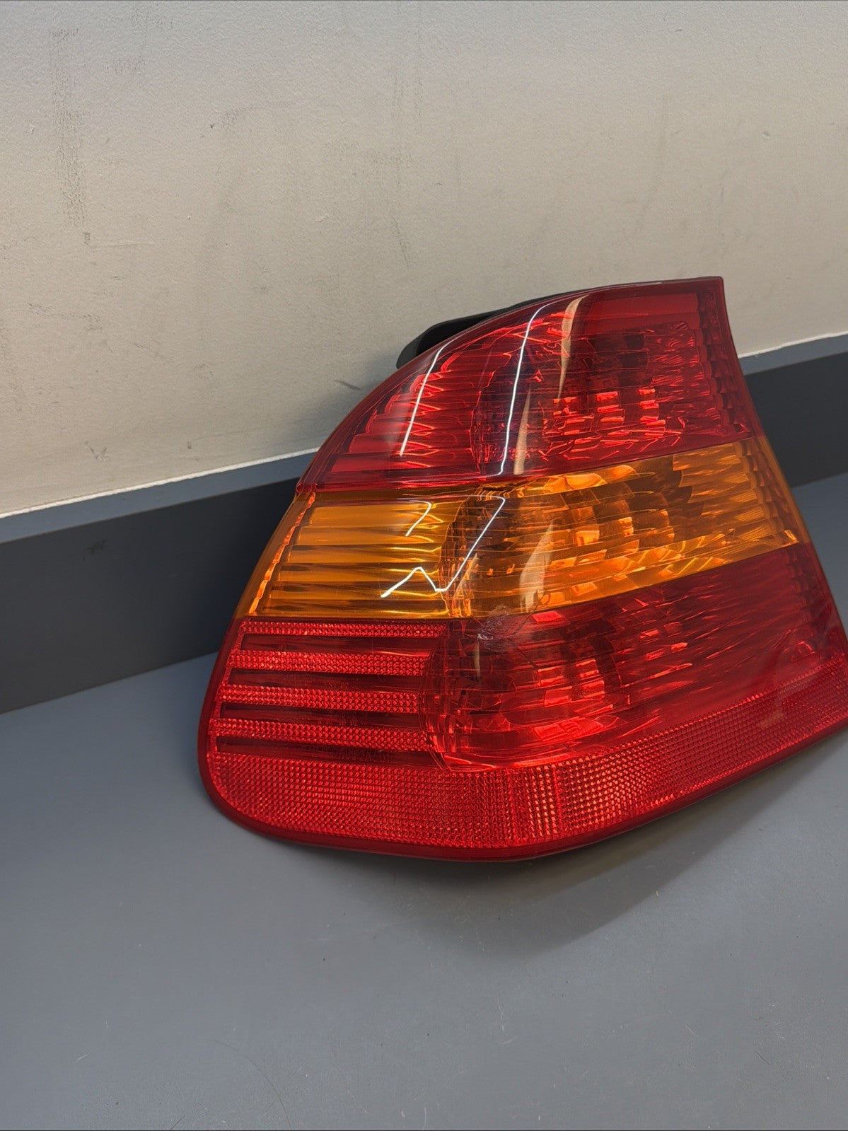OEM 2002 2003 2004 2005 BMW E46 330i 325i LEFT DRIVER BRAKE TAIL LIGHT 6907933