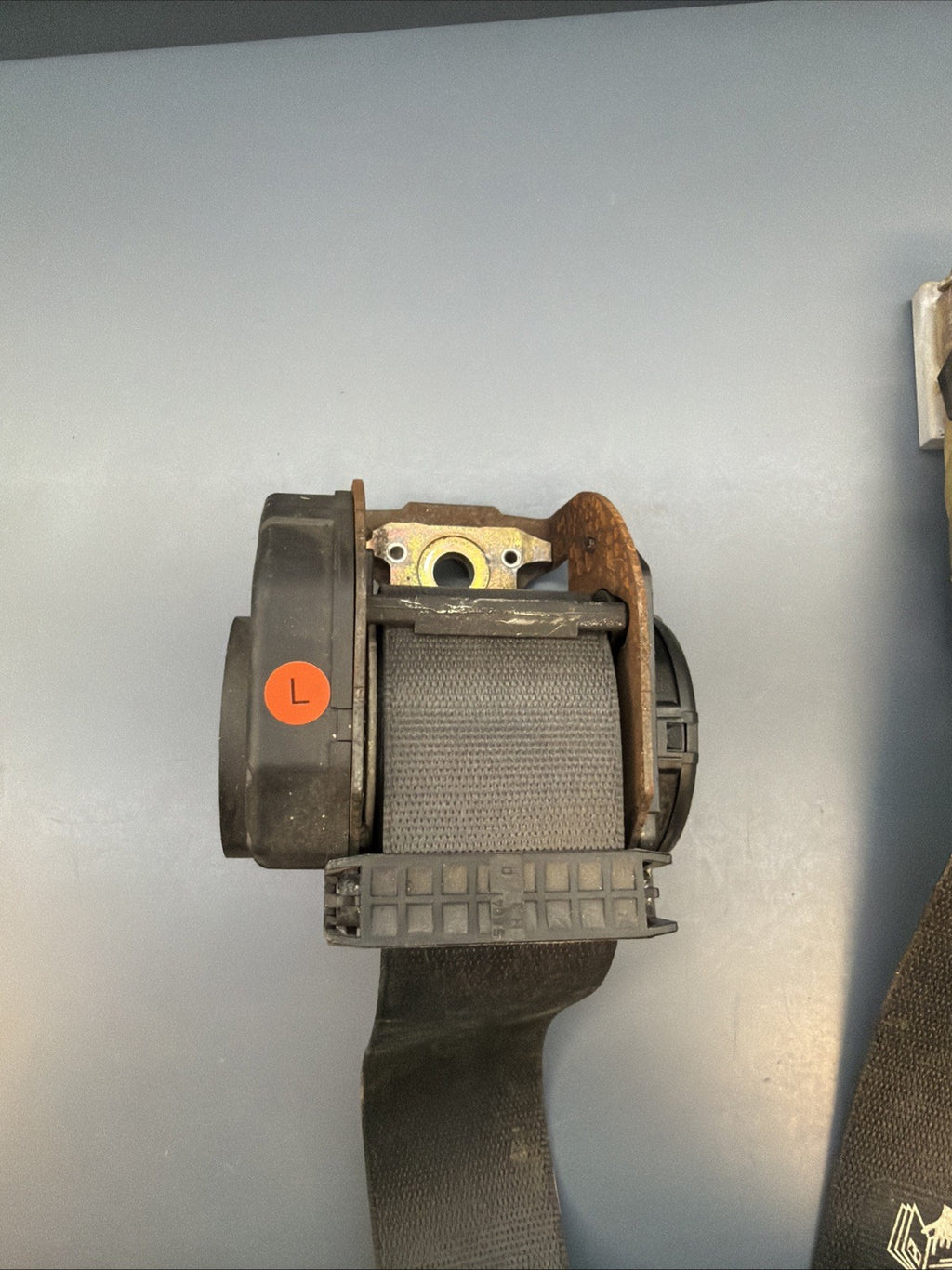 BMW E65 E66 7 series FRONT LEFT LOWER PRETENSIONER BELT BUCKLE TENSIONER