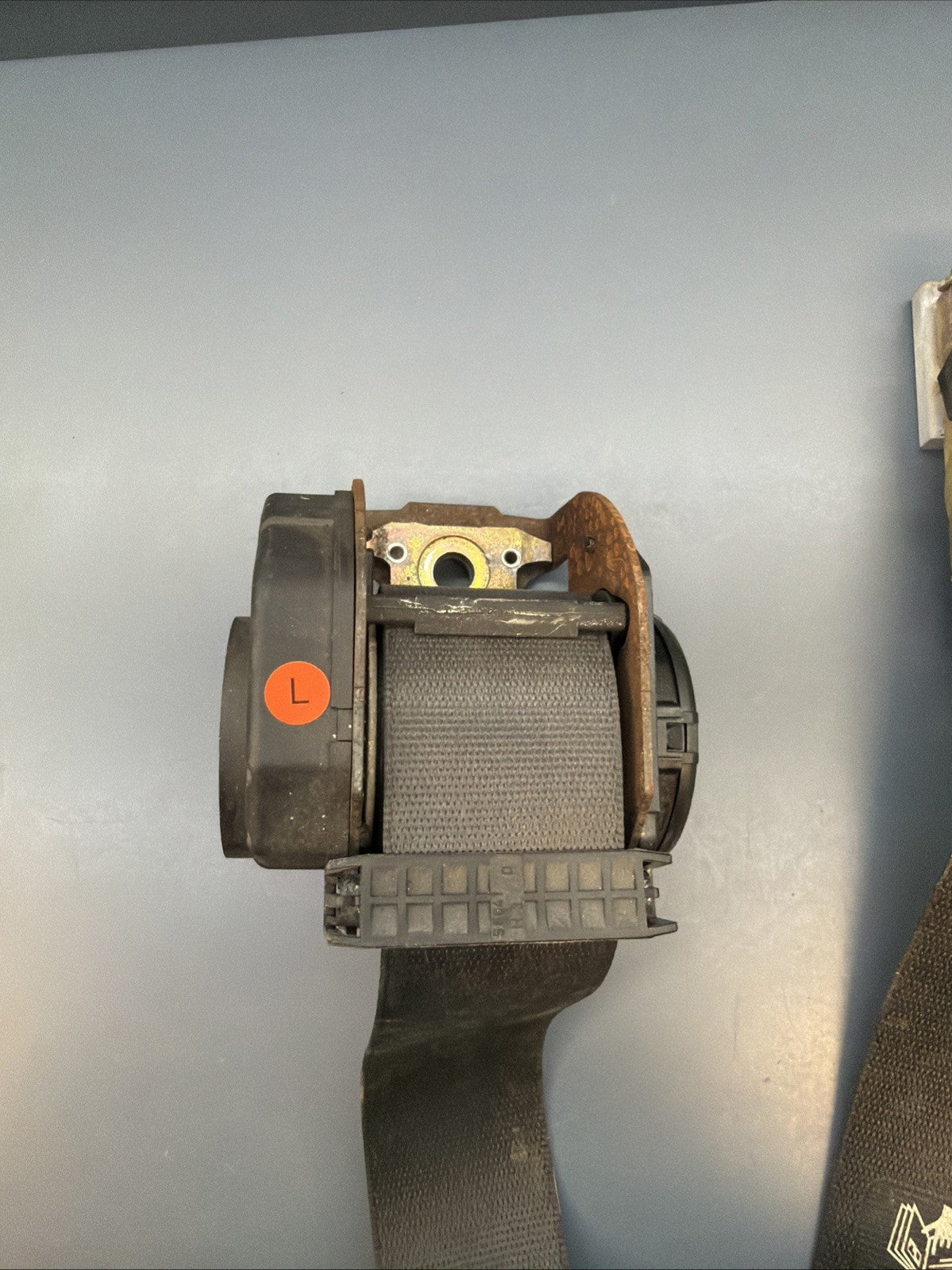 BMW E65 E66 7 series FRONT LEFT LOWER PRETENSIONER BELT BUCKLE TENSIONER