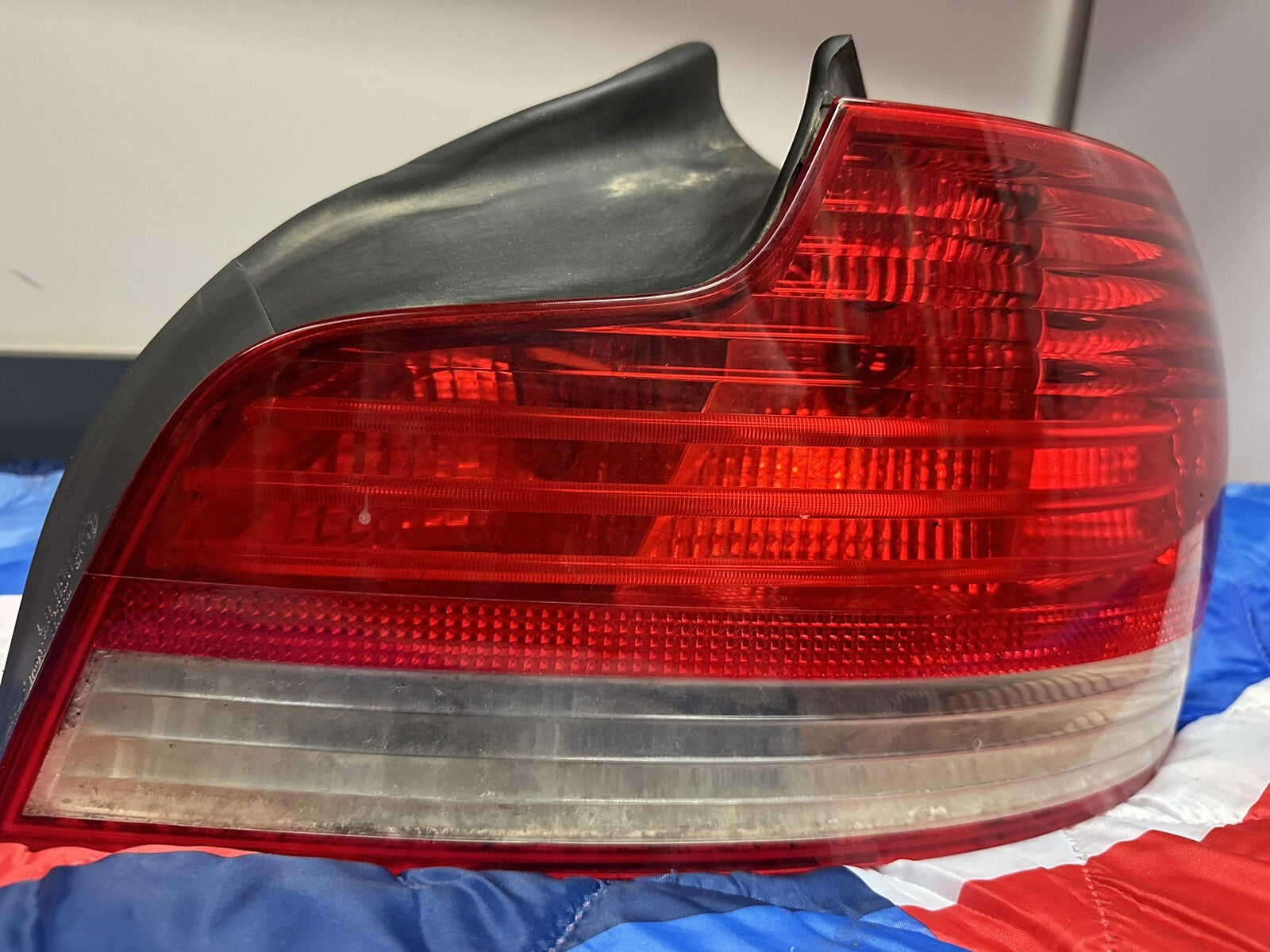 2008-2011 BMW 1 E82 E88 REAR RIGHT PASSANGER SIDE TAILLIGHT OEM 6924520
