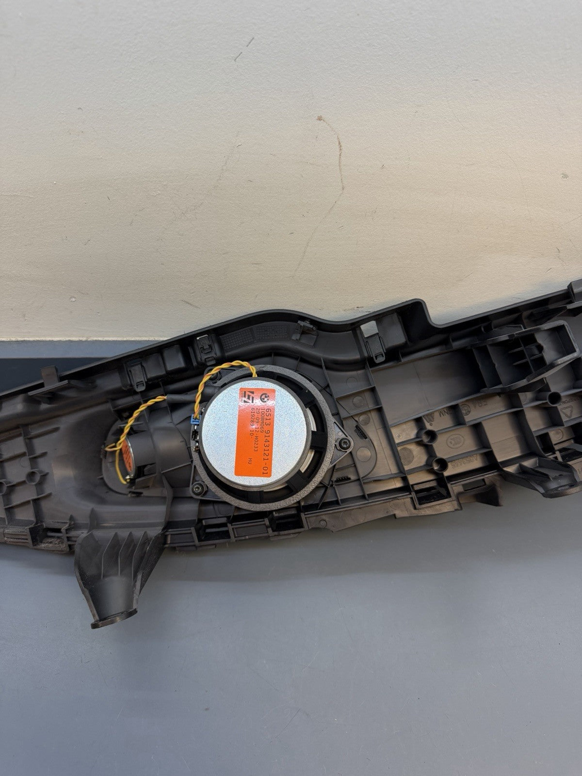 2013-2015 BMW X1 REAR LEFT SIDE WINDOW SHELF SUPPORT W/ SPEAKER OEM 51462991853