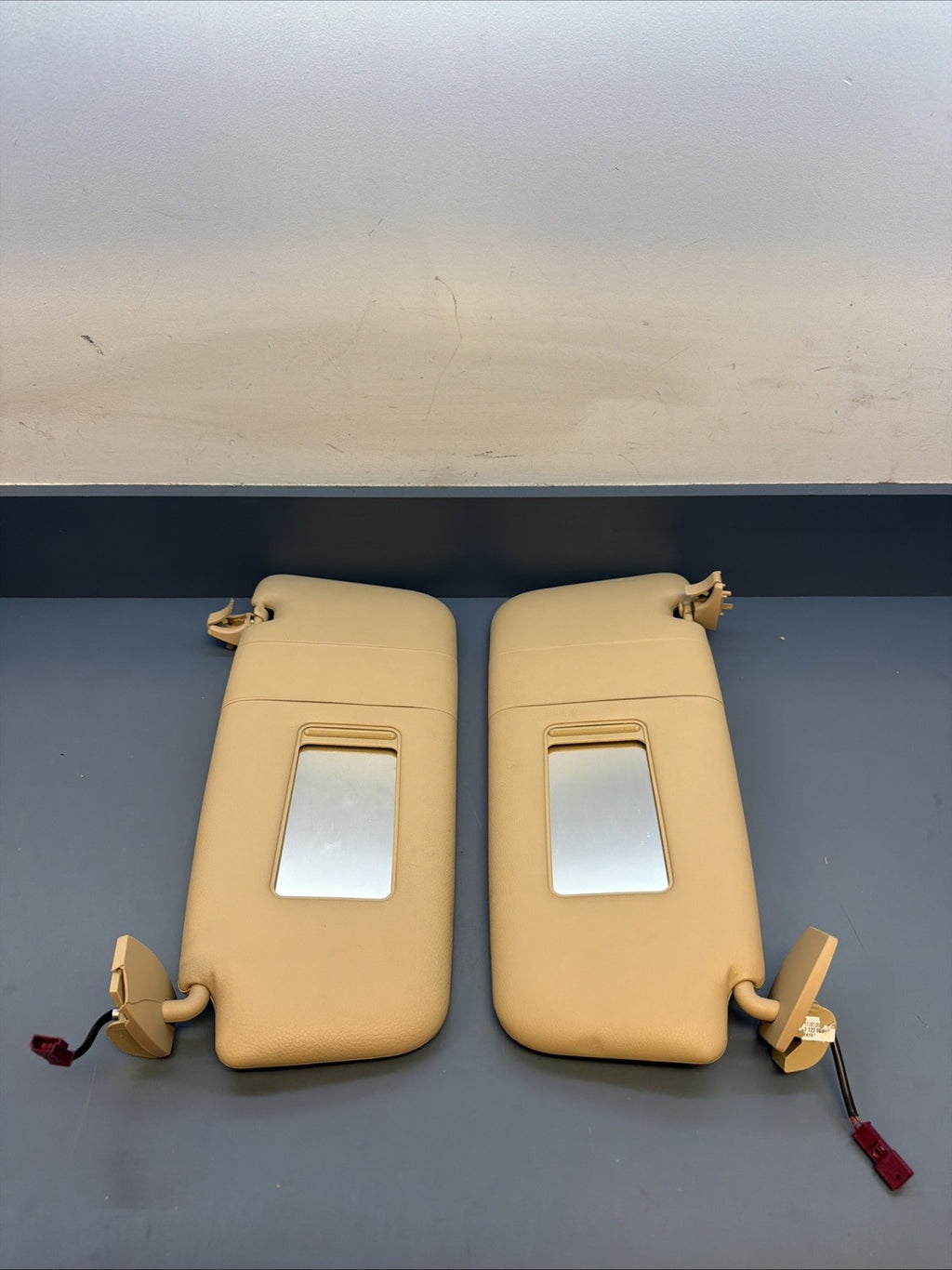 04-10 BMW E60 535 550 M5 FRONT LEFT & RIGHT SUN VISORS BEIGE 7124331 7124332