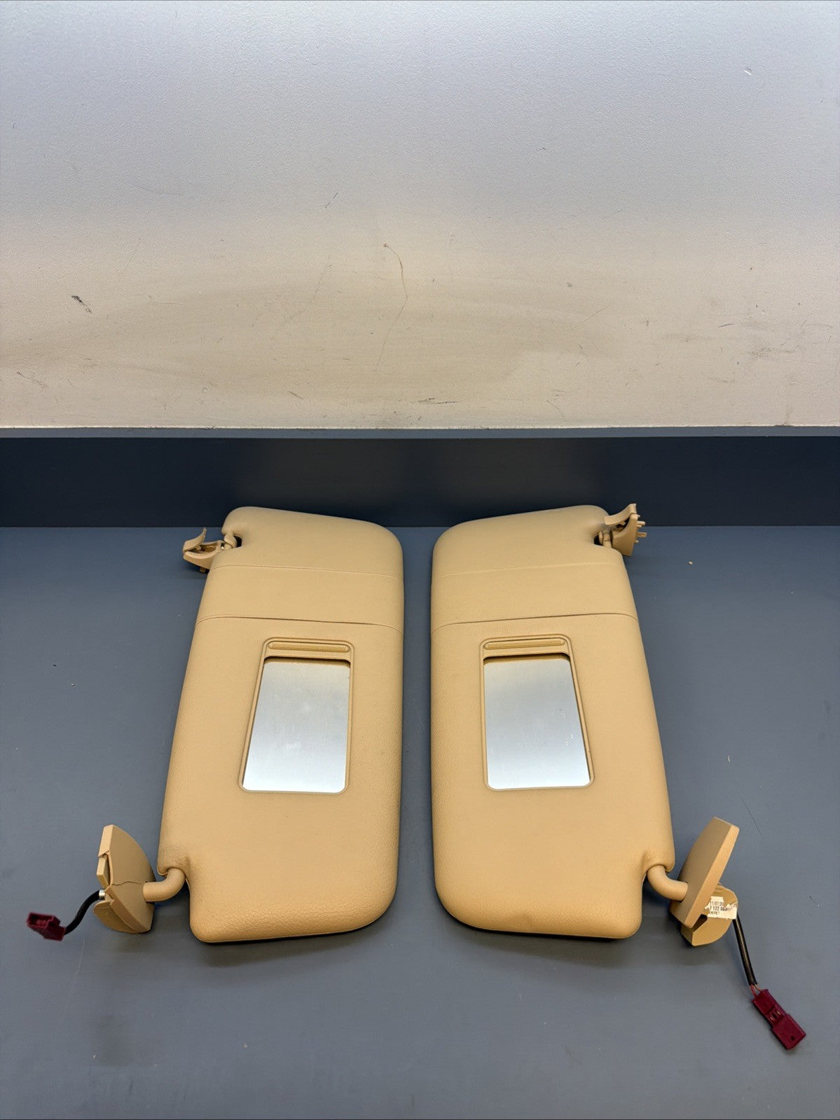 04-10 BMW E60 535 550 M5 FRONT LEFT & RIGHT SUN VISORS BEIGE 7124331 7124332