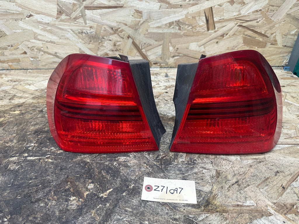BMW 04-08 E90 3 SERIES OUTER FENDER TAIL LIGHT SET 2PC OEM 7161955+7161956