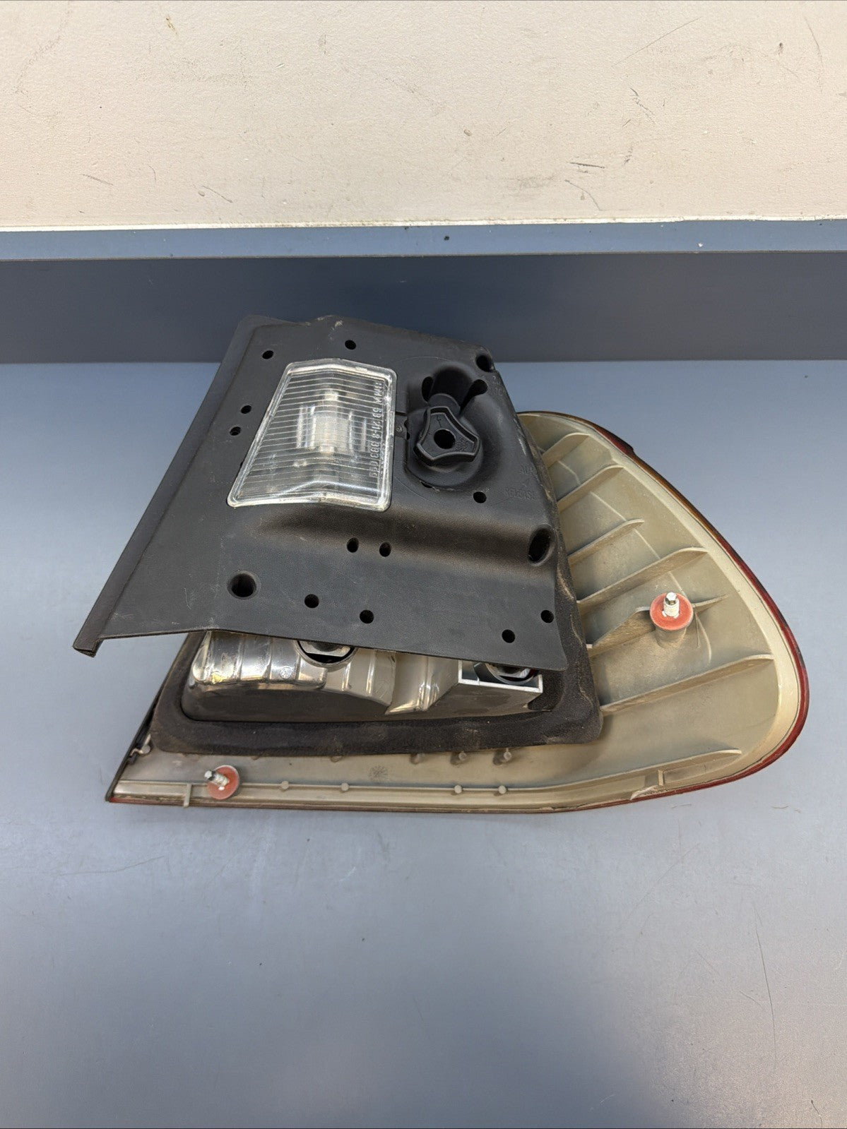 2002-2005 BMW E46 325 330 SEDAN LEFT DRIVER SIDE TAIL LIGHT OEM 6907933 OEM