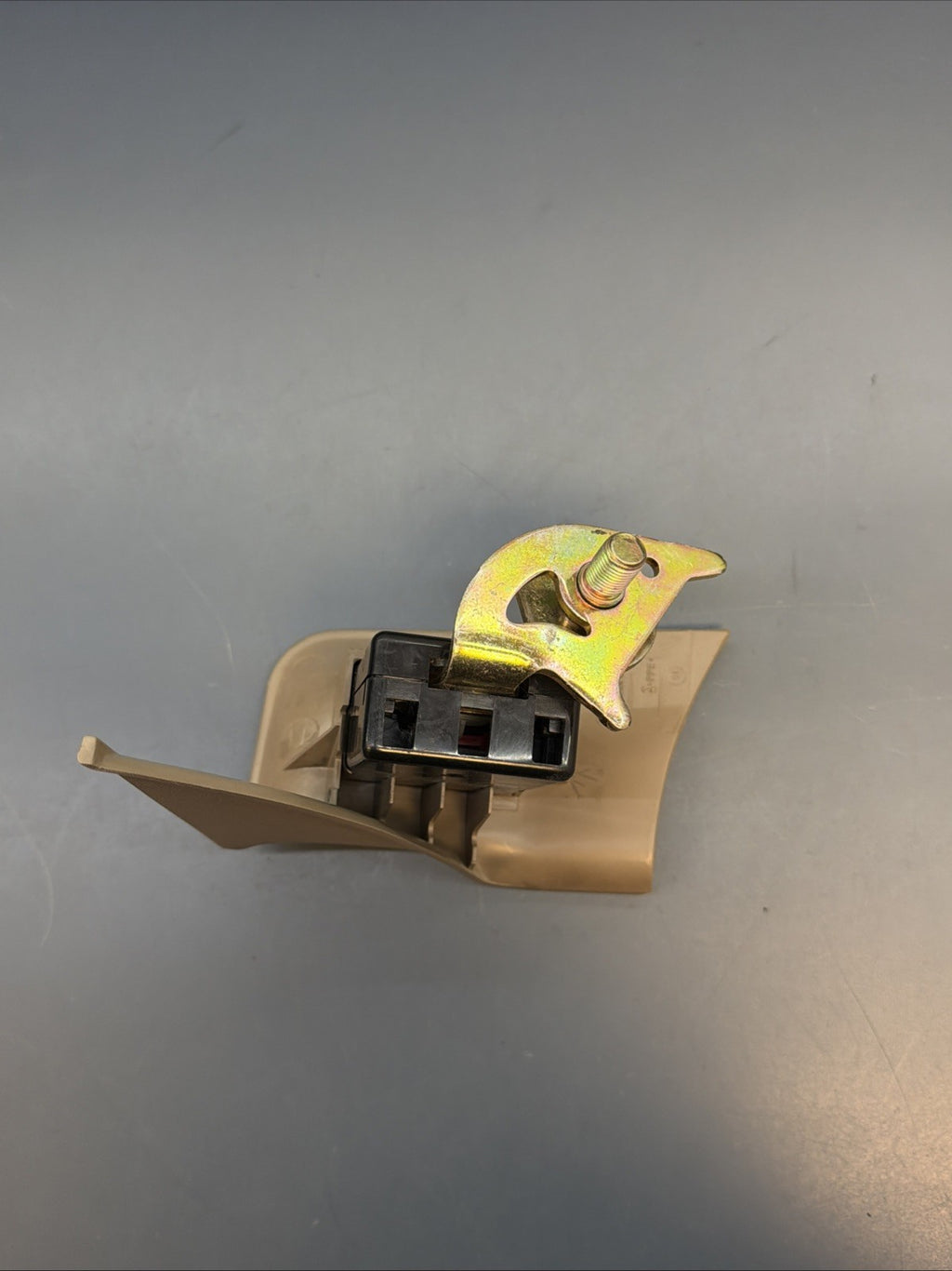 89-95 Bmw E34 5 Series Rear Right Seat Belt Buckle Latch Receiver Beige 8126522