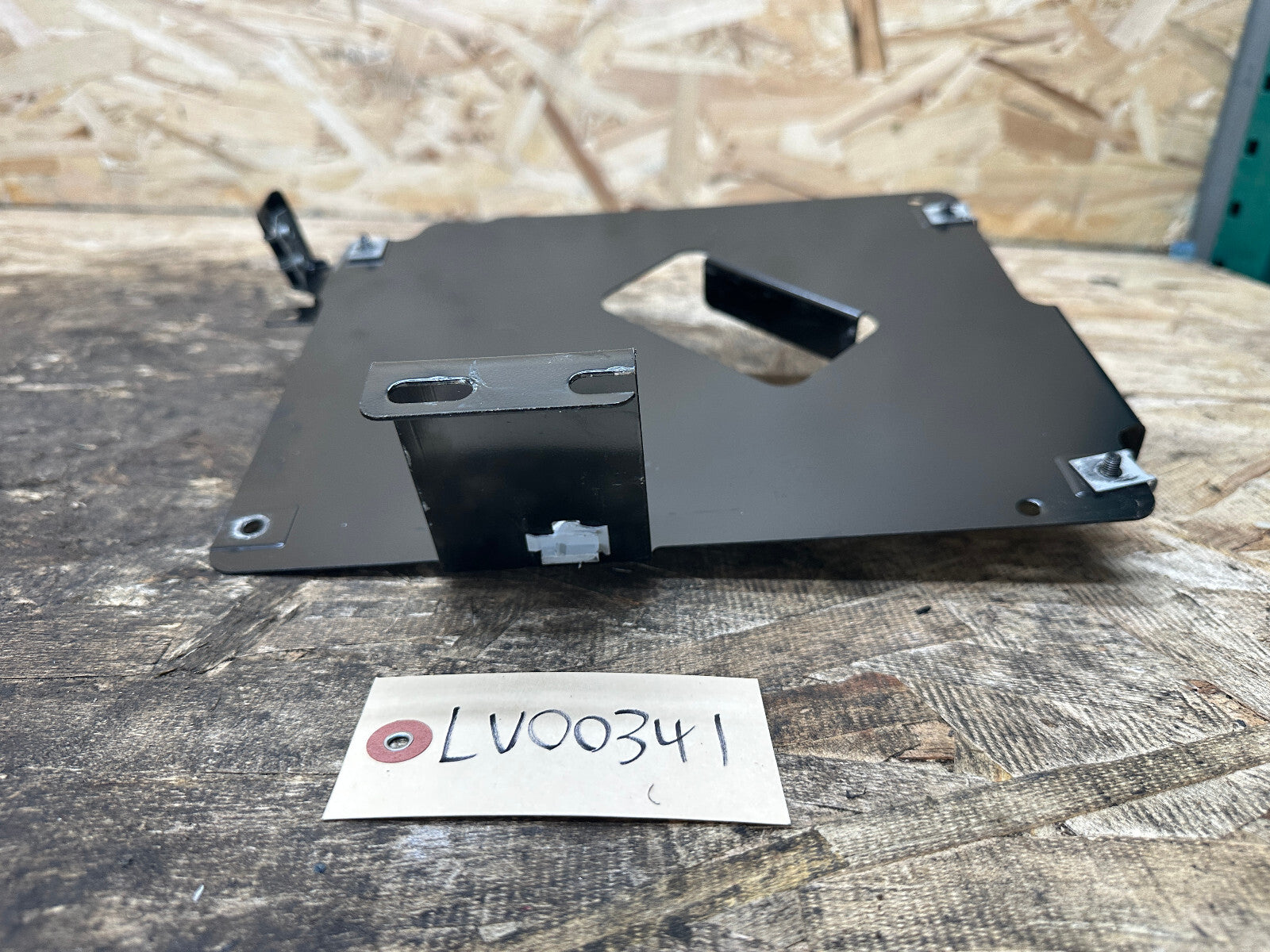 BMW 00-06 E53 X5 RADIO AMPLIFIER REAR TRUNK MOUNTING BRACKET OEM 259B11202
