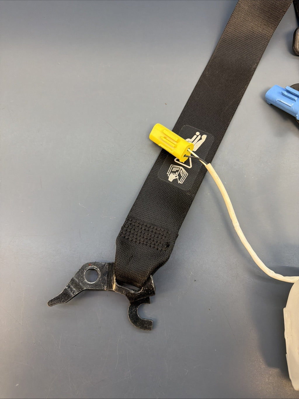 BMW 2012-2015 E84 X1 FRONT RIGHT PASSANGER SEAT BELT RETRACTOR OEM 34061695