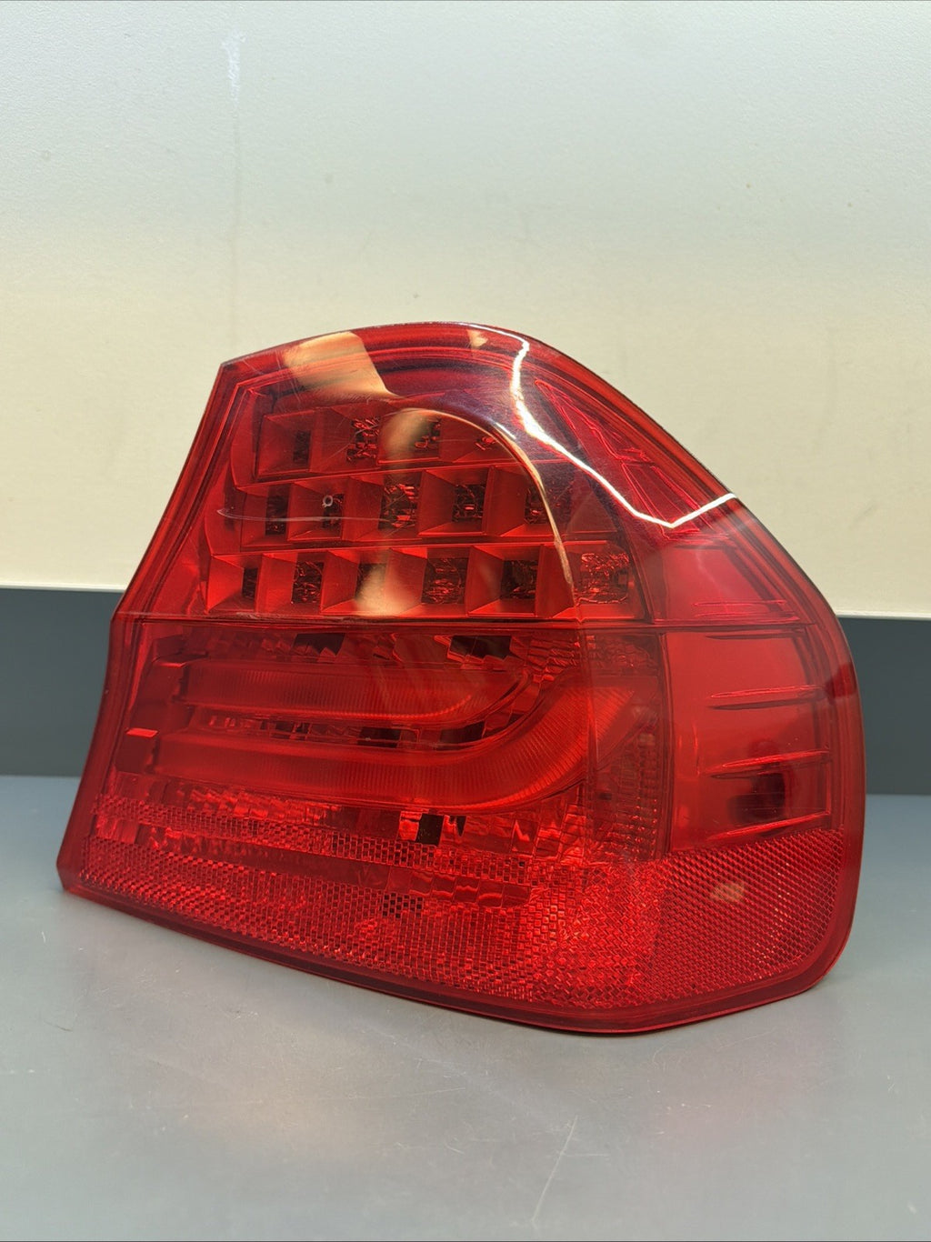 BMW E90 LCI 09-11 TYC TAIL LIGHT RT PASSNAGER SIDE OUTTER LIGHT 111167790