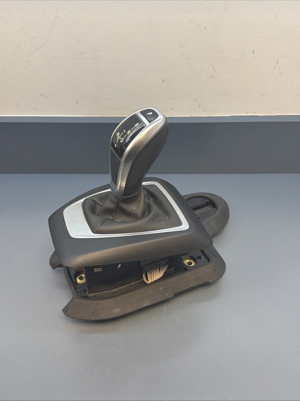 BMW 11-15 E84 X1 AUTOMATIC TRANSMISSION GEAR SHIFTER SELECTOR OEM 9260295