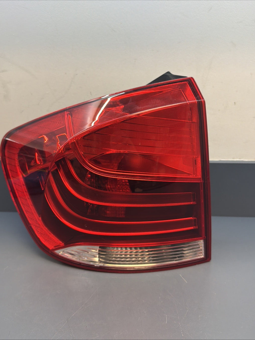 OEM 2012-2015 BMW X1 LH REAR LEFT DRIVERS TAIL LIGHT ASSEMBLY 2990111