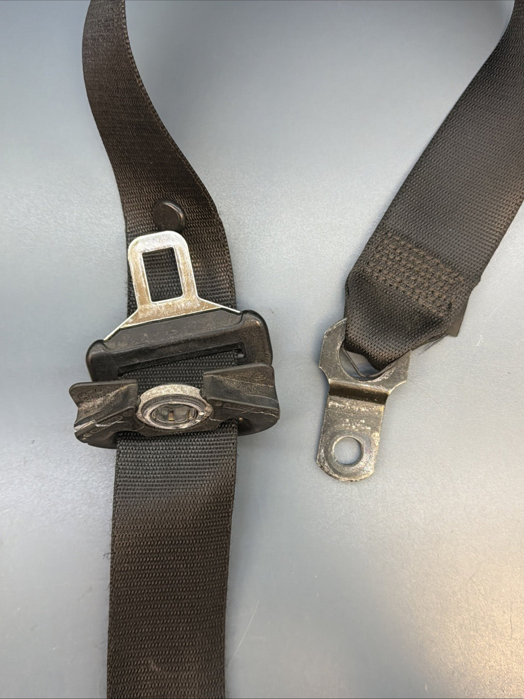2001-2005 BMW 325I 325XI FRONT LEFT DRIVER SEAT BELT RETRACTOR 7009857 OEM