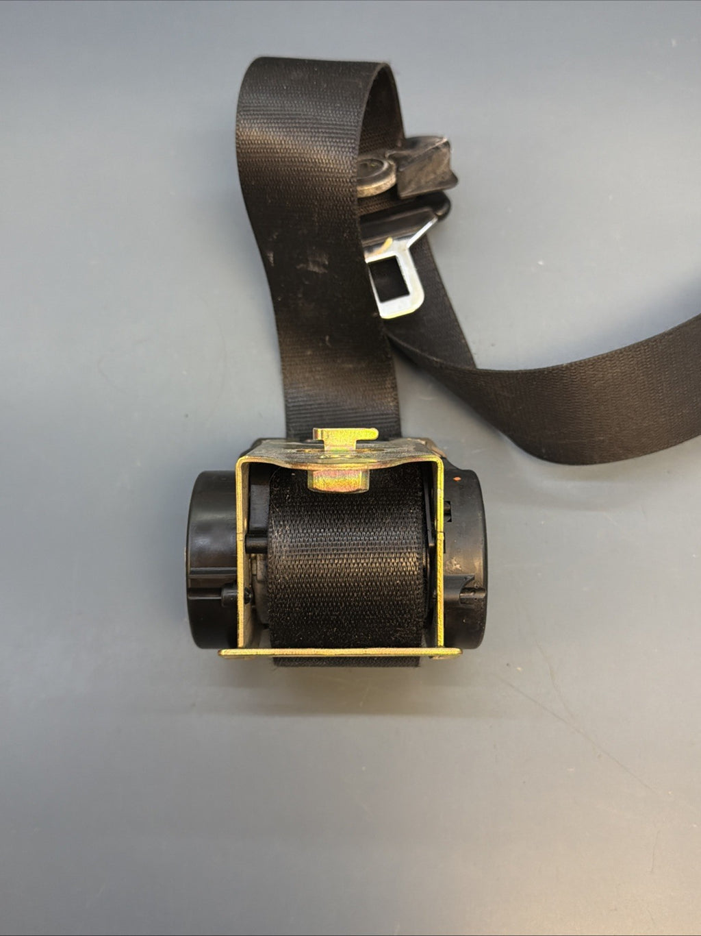 2001-2005 BMW 325I 325XI FRONT LEFT DRIVER SEAT BELT RETRACTOR 7009857 OEM