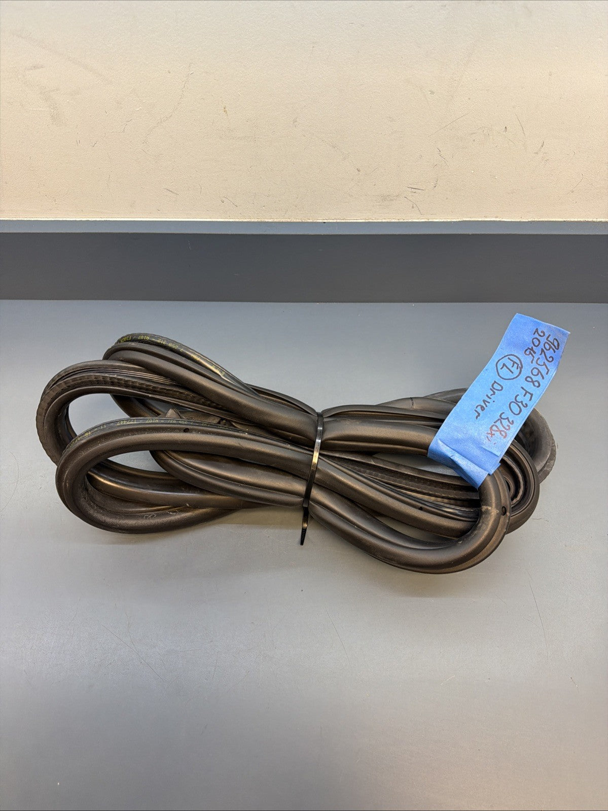 12-18 BMW 328i F30 FRONT LEFT OR RIGHT DOOR WEATHERSTRIP SEAL 7258312