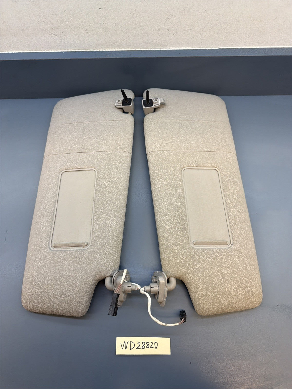 04-2010 BMW X3 E83 SUN VISOR PAIR LEFT AND RIGHT 8373575