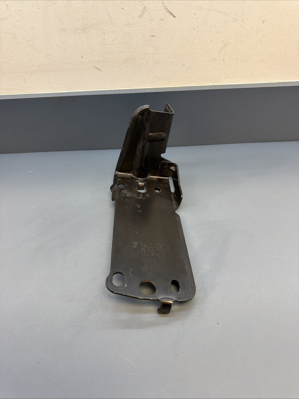 07-13 BMW 335i E90 E91 E92 E93 Front Left Lower Radiator Bracket OEM 7117811