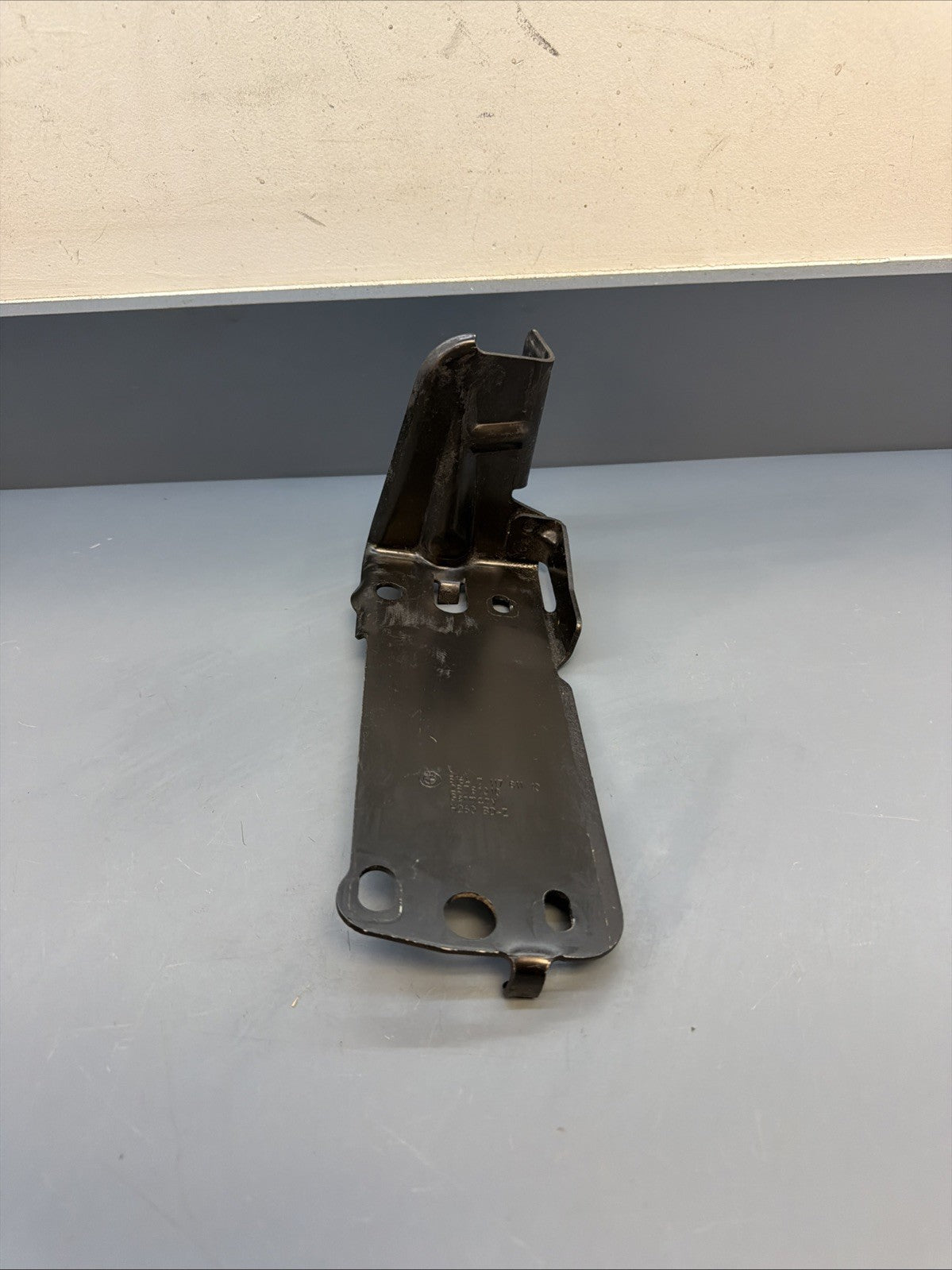 07-13 BMW 335i E90 E91 E92 E93 Front Left Lower Radiator Bracket OEM 7117811