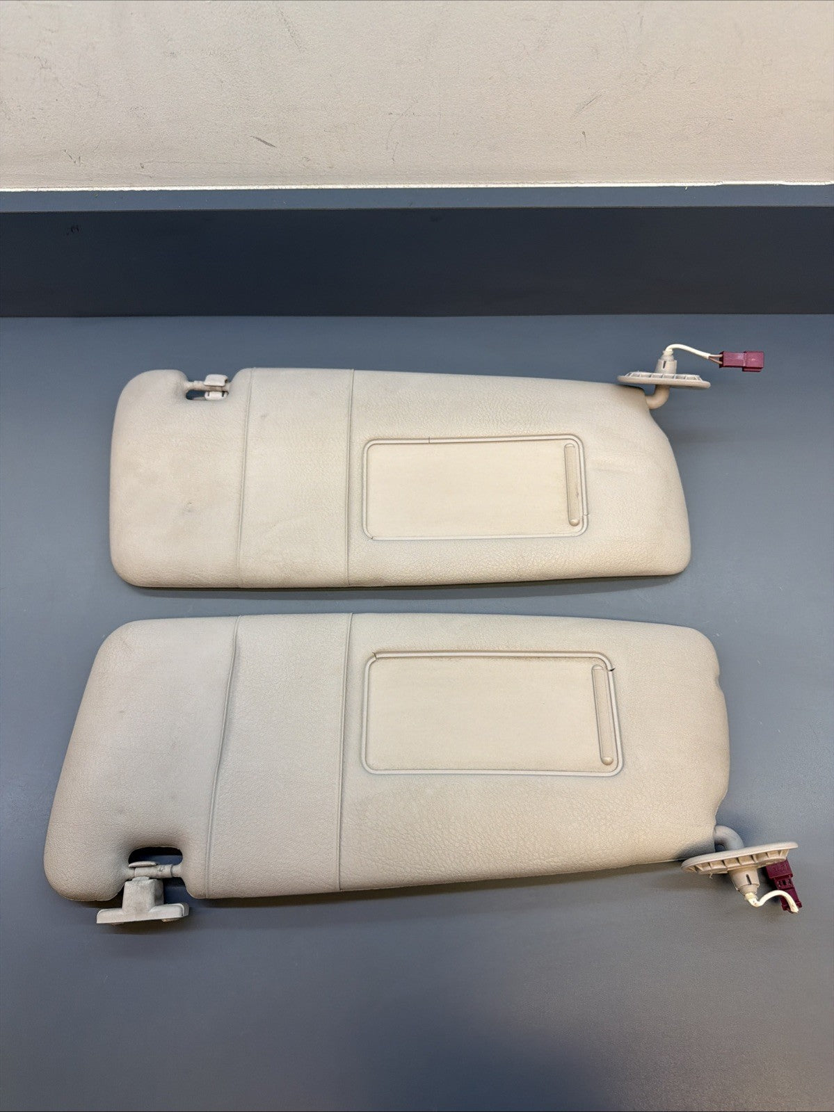 00–05 BMW E46 325i Right & Left Light Sun Visor Mirror Leather Set OEM 6905983