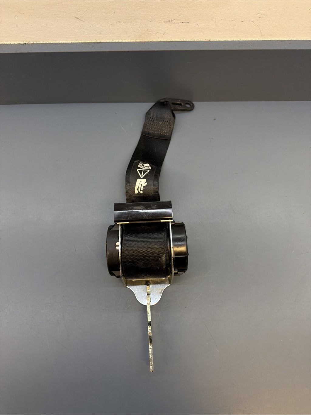 2006-2011 BMW E90 335i RIGHT CENTER REAR SEAT BELT RETRACTOR OEM 617531500A