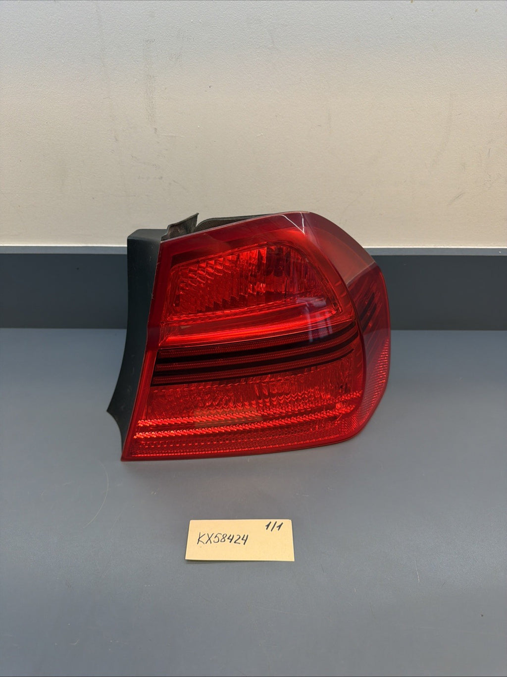 2006-2006 BMW E90 OUTTER PASSANGER PRE LCI TAIL LIGHT 7161956