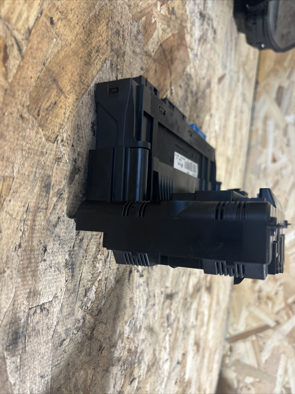 2011-2012 bmw x3 f25 front power distribution fuse relay box 9210863 OEM