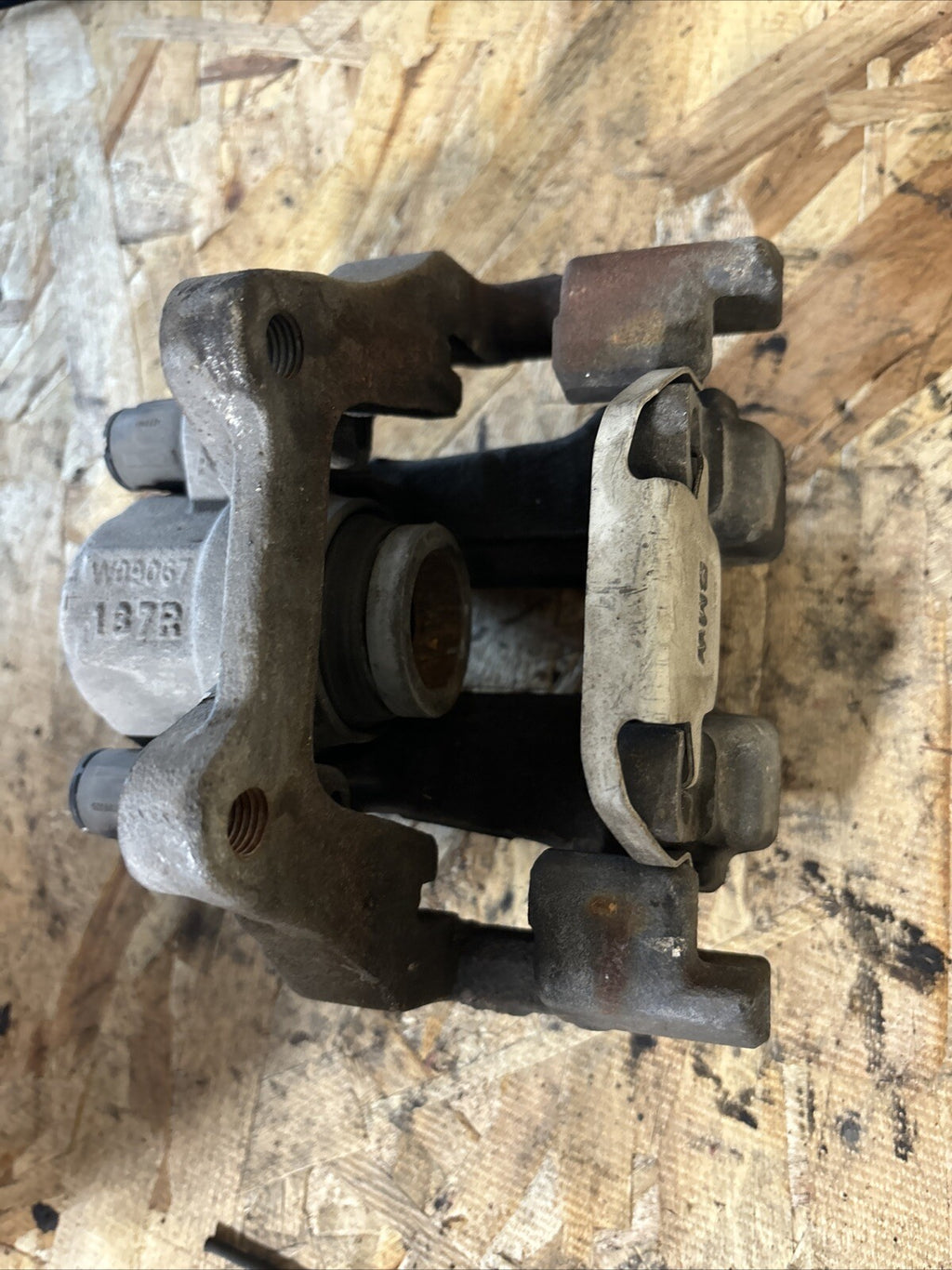 W09067 - 163W RIGHT REAR BRAKE CALIPER / 681582 FOR BMW 3 SERIES
