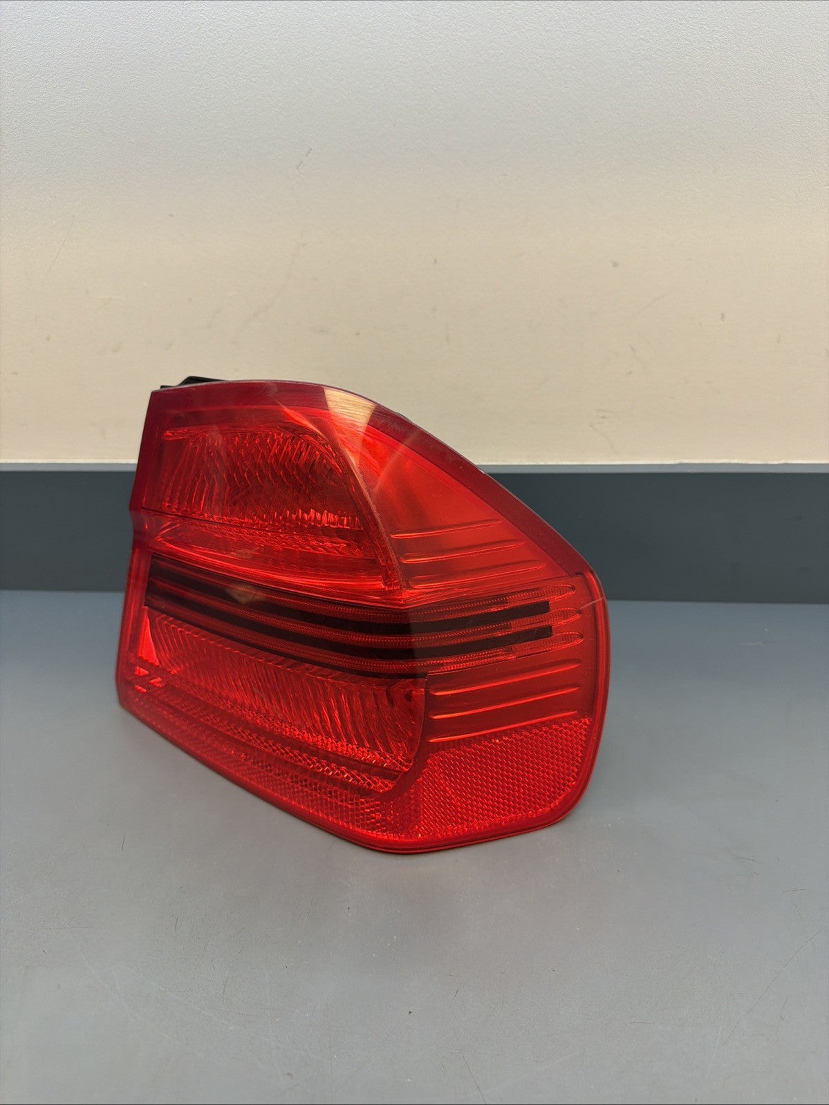 2006-2008 BMW E90 OUTTER PASSANGER PRE LCI TAIL LIGHT 7161956