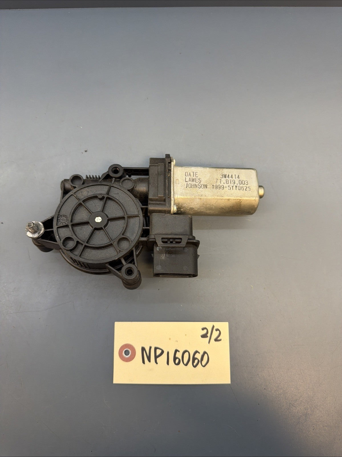 12-18 BMW 3 Series F30 LEFT DRIVER Front Window Regular Motor OEM 71019003