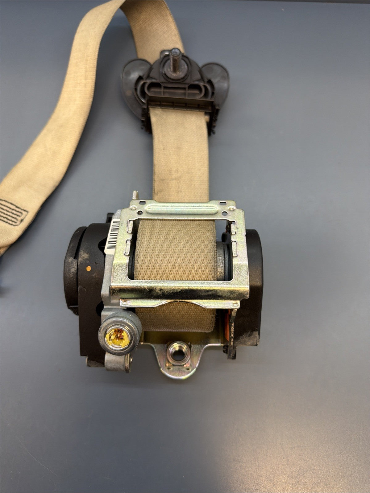BMW 10-17 F10 5 SERIES FRONT RIGHT PASSENGER SEAT BELT RETARCTOR BEIGE 618120800