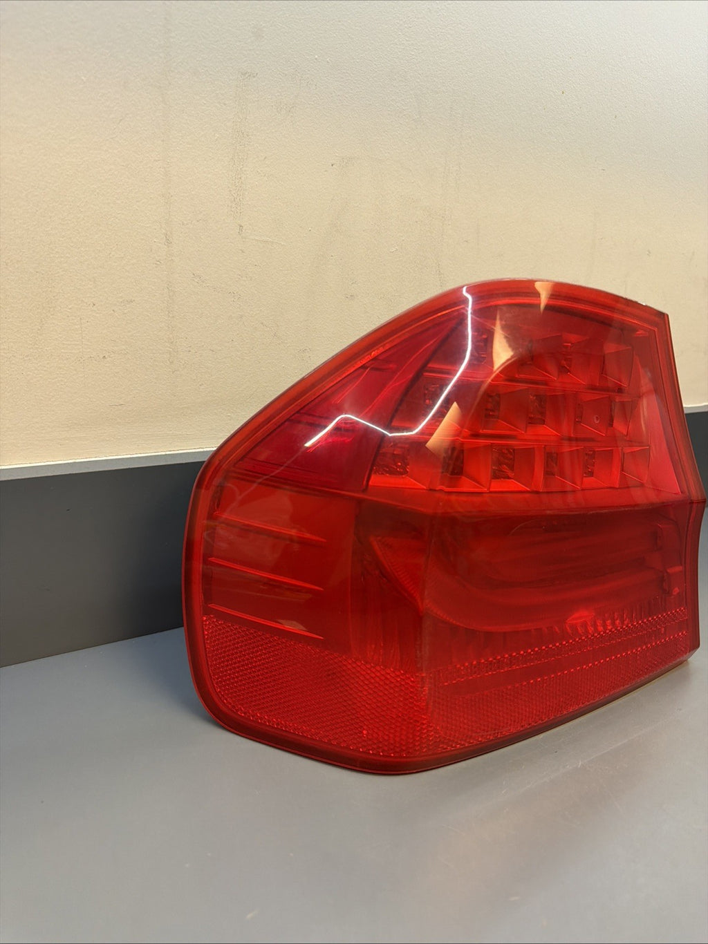 09-11 BMW E90 328i 335i LCI REAR LEFT DRIVER SIDE INNER TAIL LIGHT LAMP 7154157