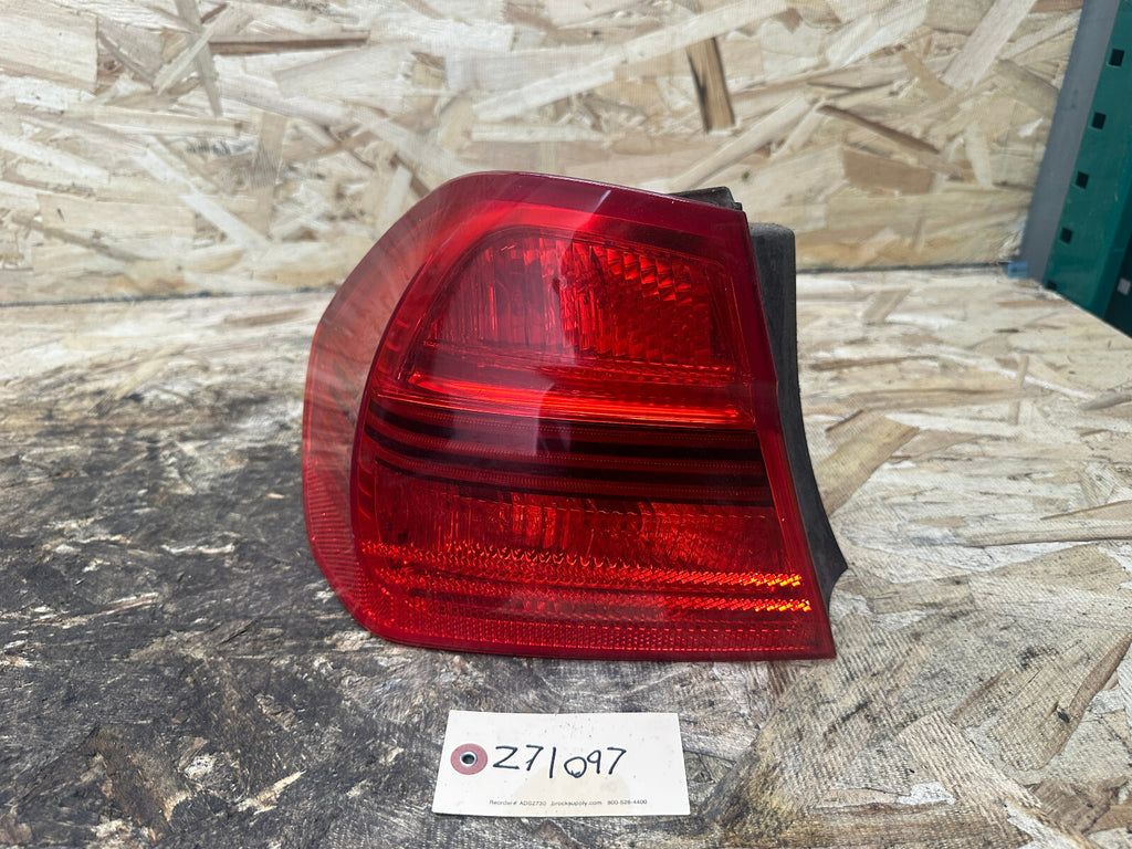 BMW 04-08 E90 3 SERIES OUTER FENDER TAIL LIGHT SET 2PC OEM 7161955+7161956