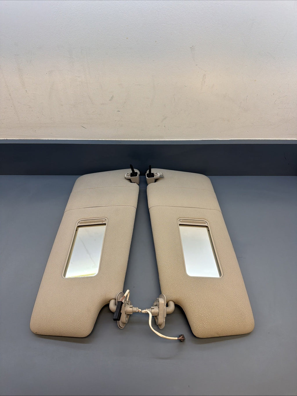 04-2010 BMW X3 E83 SUN VISOR PAIR LEFT AND RIGHT 8373575