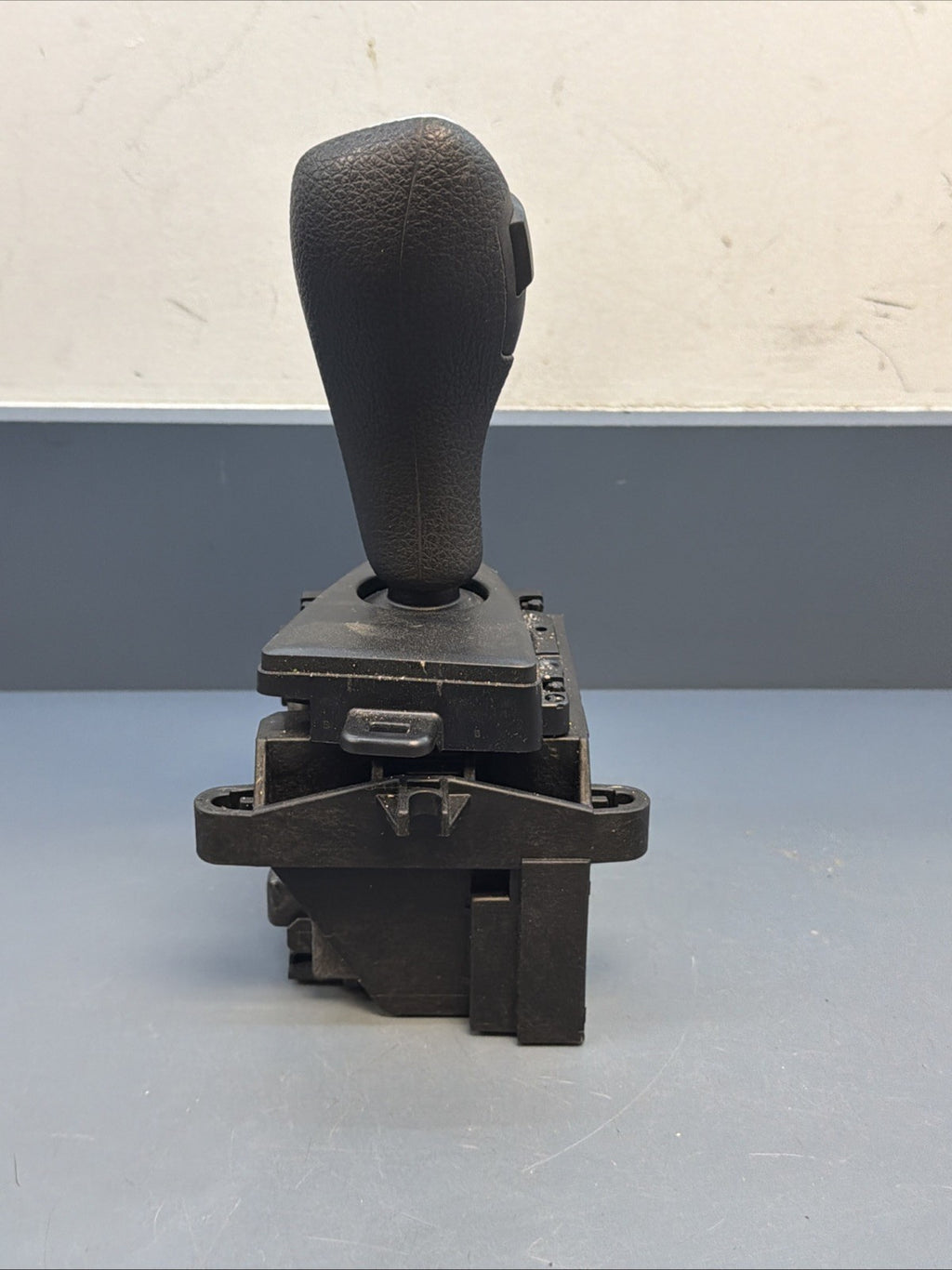 12-18 BMW F30 320i 328i SHIFTER FLOOR SHIFT TRANSMISSION GEAR SELECTOR 9296896
