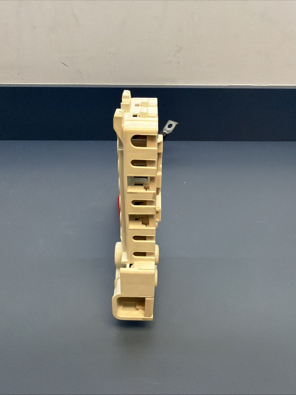 97-03 BMW E39 E38 5/7 Series Rear Trunk Power Distribution Fuse Relay 8370638