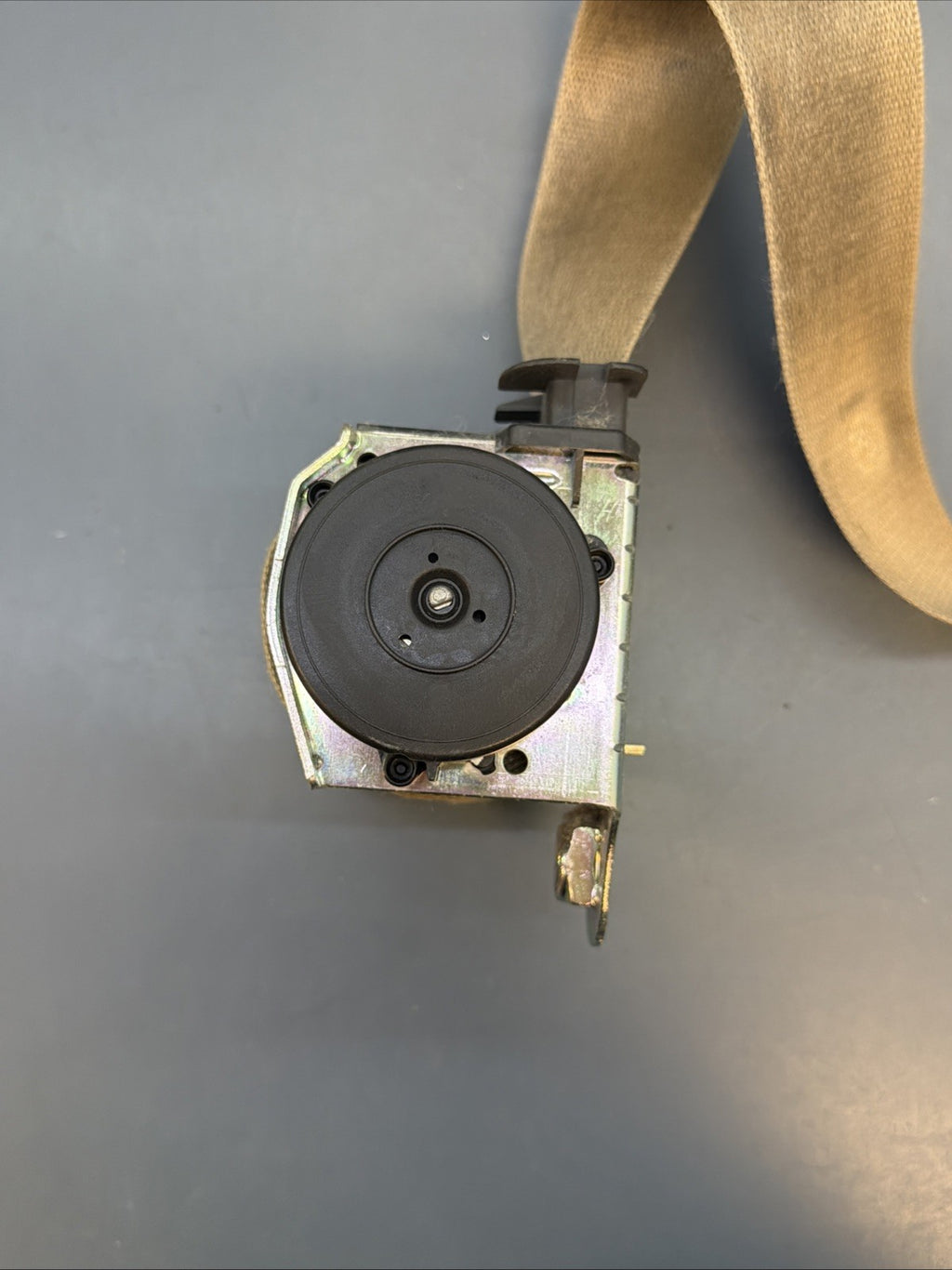  BMW 04-10 E60 5 SERIES BEIGE/TAN LEFT DRIVER SEAT BELT RETRACTOR OEM 601629800D