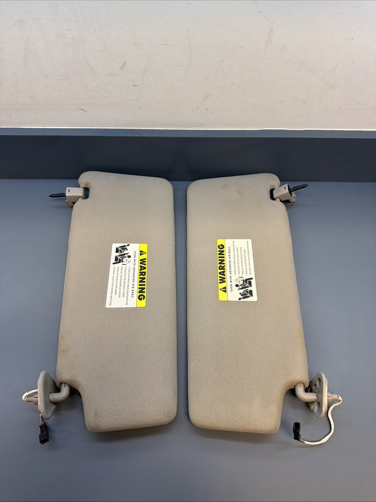 04-2010 BMW X3 E83 SUN VISOR PAIR LEFT AND RIGHT 8373575