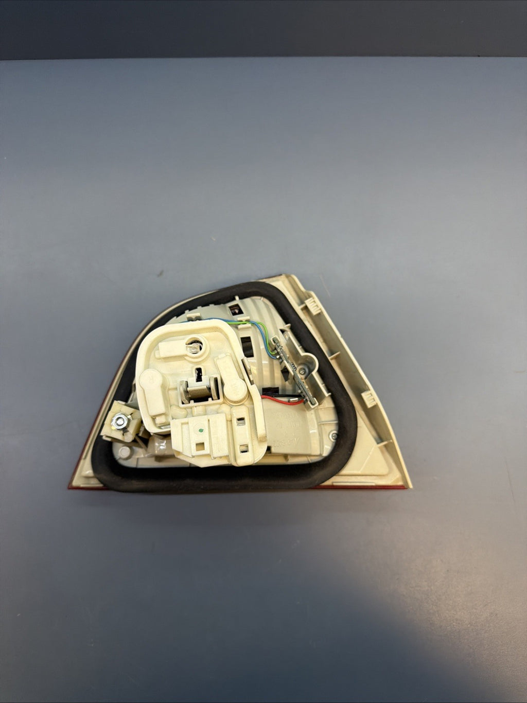 09-11 BMW 328i 335i M3 E90 INNER TAIL LIGHT LAMP RIGHT PASSENGER SIDE 7154156