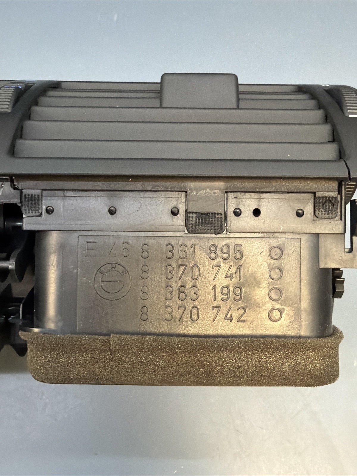 BMW 1997-2006 E46 3 SERIES BLACK CENTER INTERIOR VENT ASSEMBLY OEM 8361895