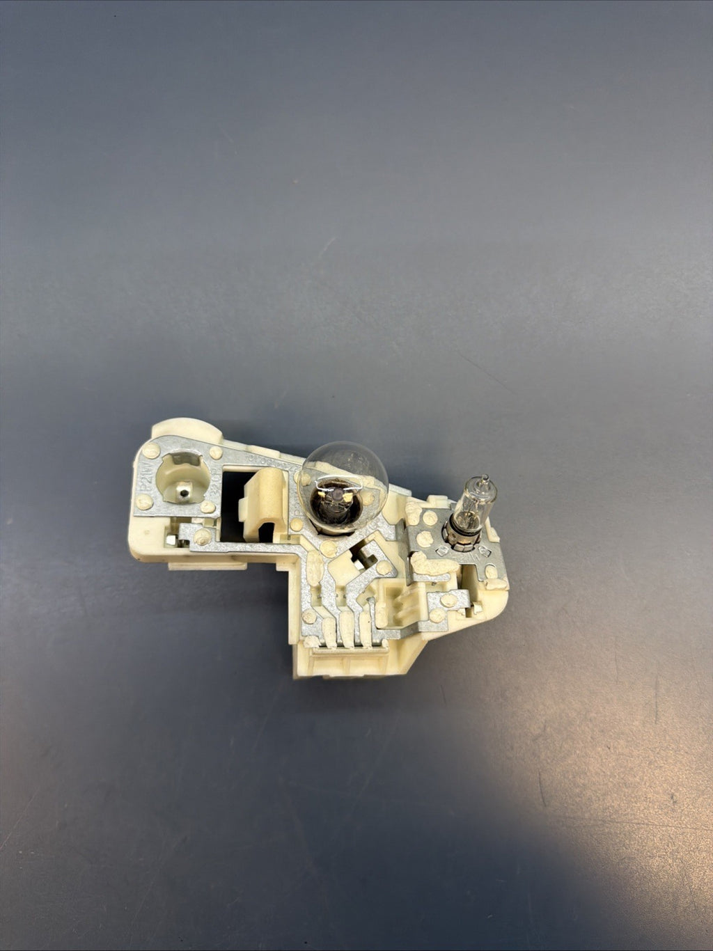 BMW 06-08 E90 PRE LCI RIGHT/PASSANGER SIDE TAILLIGHT BULB HOLDER OEM 7183842
