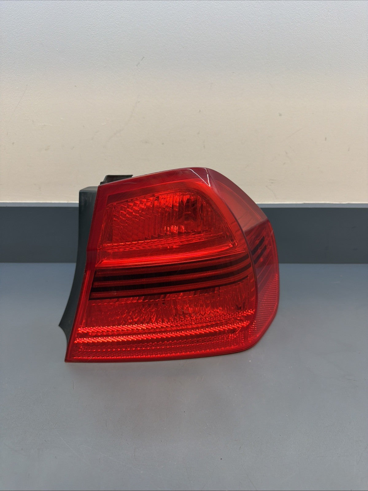 2006-2008 BMW E90 OUTTER PASSANGER PRE LCI TAIL LIGHT 7161956