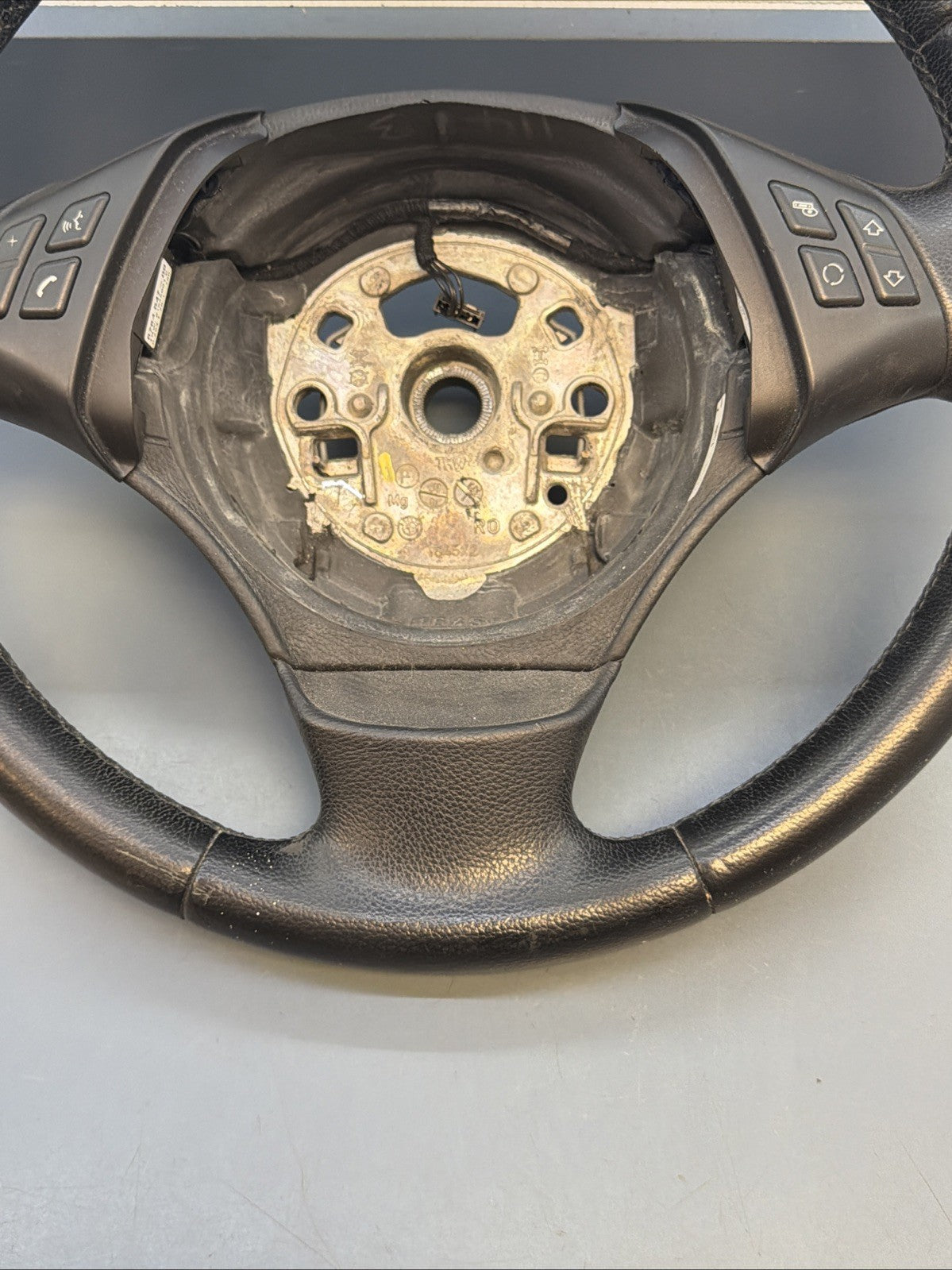 2006–2011 BMW 325i E90 STEERING WHEEL W/ CONTROL SWITCHES OEM 6959893-01 6764547