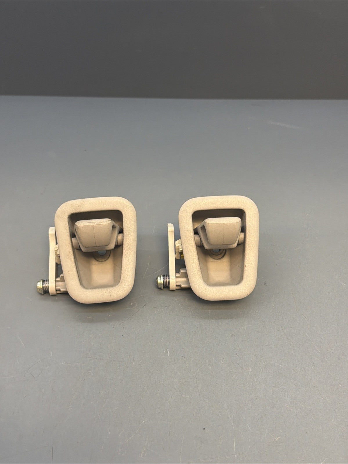 01-11 BMW E92 COUPE 328I LEFT OR RIGHT ROOF HANGER HOOK GREY OEM 7008000