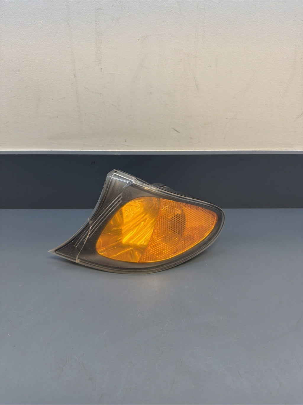 2001-2005 BMW 3 SERIES E46 HEADLIGHT LEFT TURN INDICATOR 388709 6915381 CRACKED