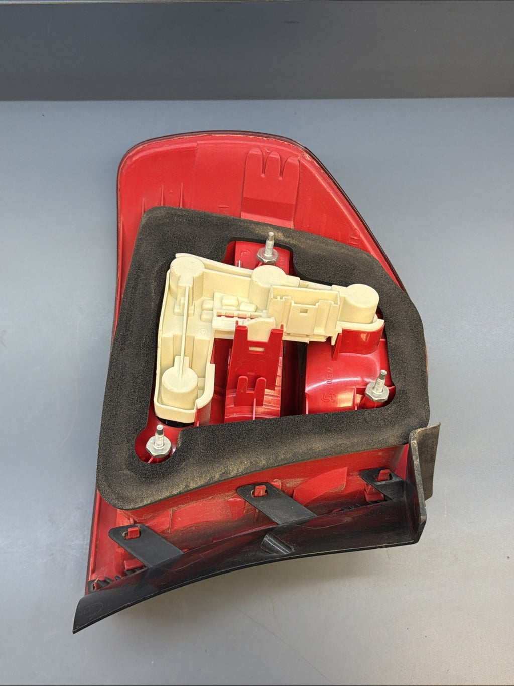 2006-2006 BMW E90 OUTTER PASSANGER PRE LCI TAIL LIGHT 7161956