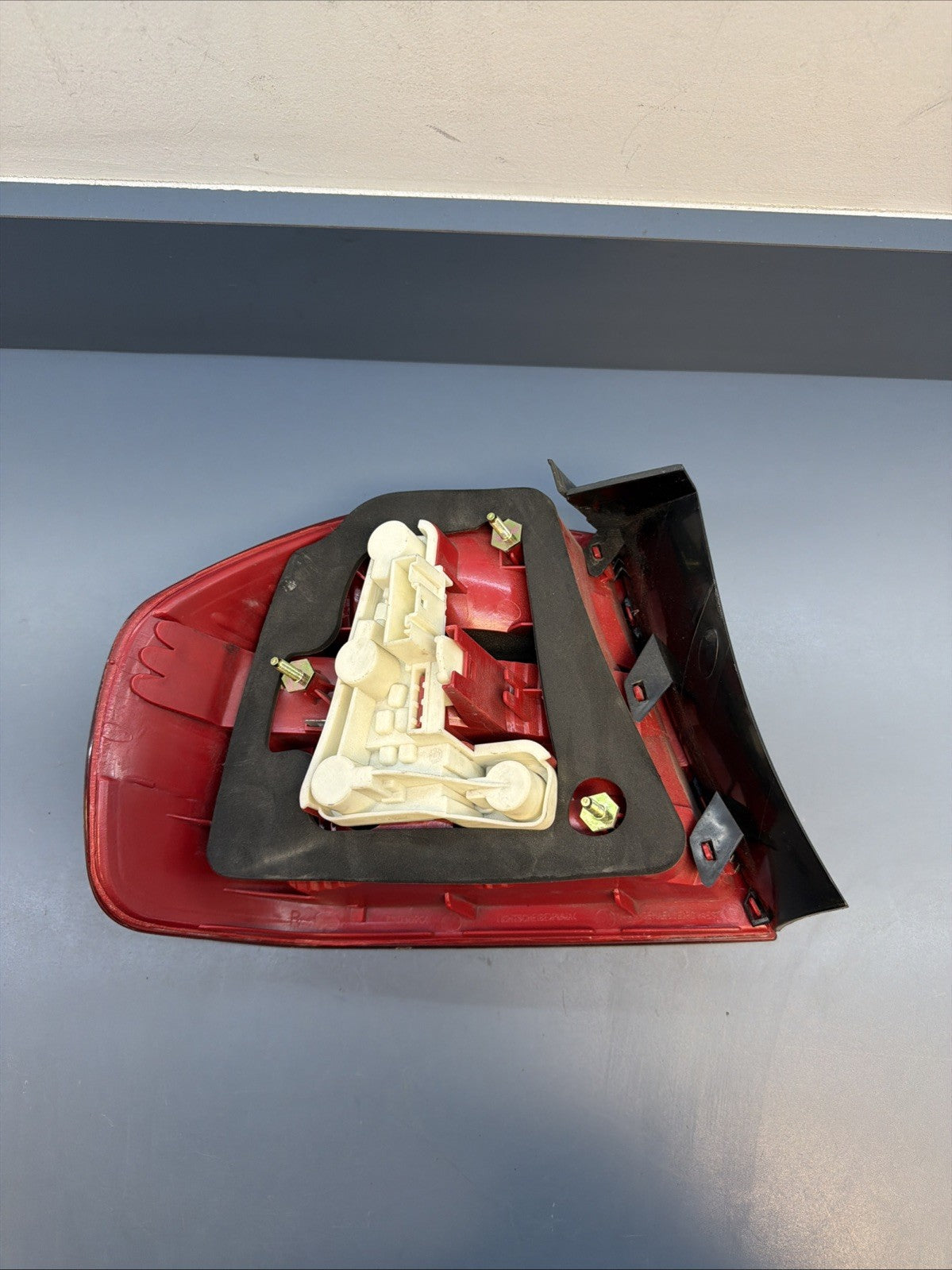 2006-2008 BMW E90 OUTTER PASSANGER PRE LCI TAIL LIGHT 7161956
