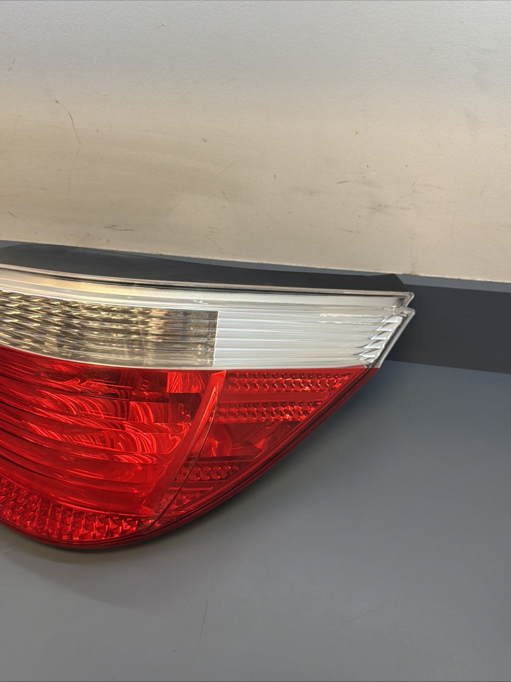 04-07 BMW 530 550 Rear Right Passenger Side Tail Light Assembly 6923306 OEM